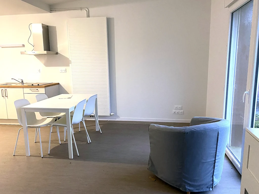 Allée paysagère et villas de plain-pied de la résidence senior