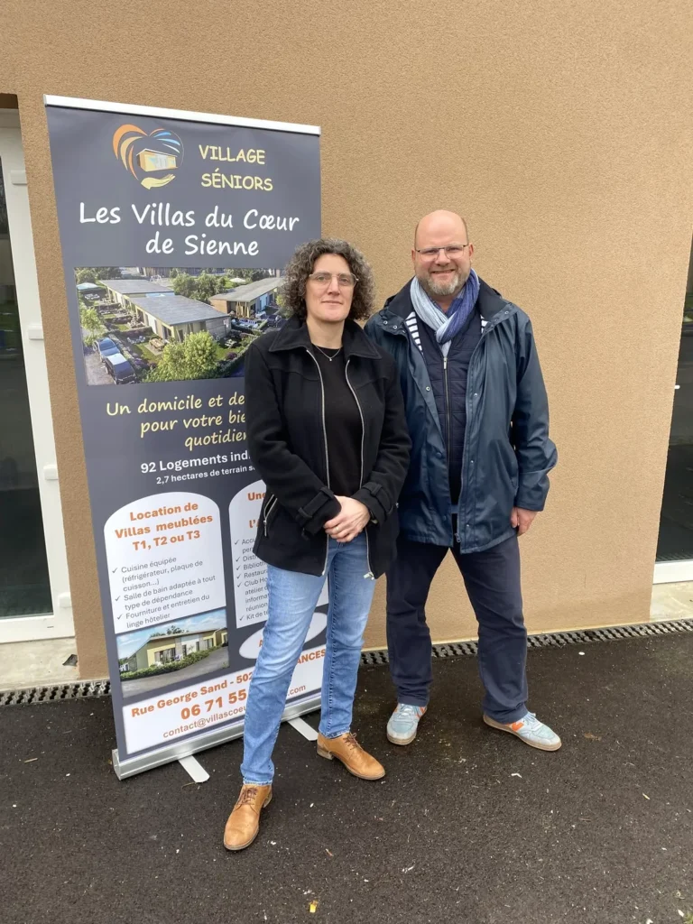 Christophe G. et Marie-Eve S. devant le village Les Villas du Cœur de Sienne